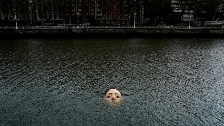 estatua-nina-ahogandose-bilbao