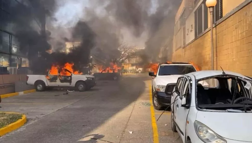 Normalistas de Ayotzinapa arrojan petardos e incendian autos en Palacio Municipal en Chilpancingo