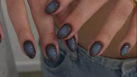 Diseño de aura nails en colores oscuros