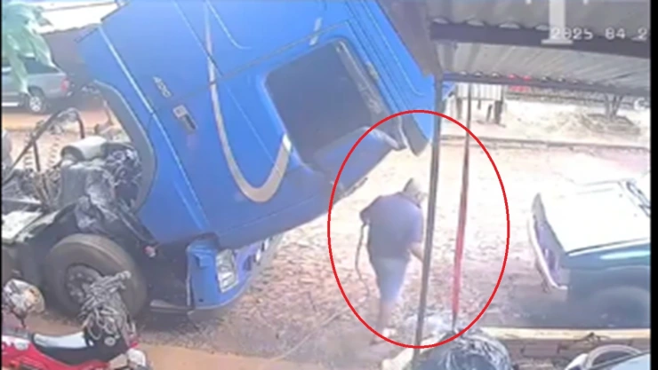Mecánico es aplastado por un tractocamión mientras trabajaba con su hijo