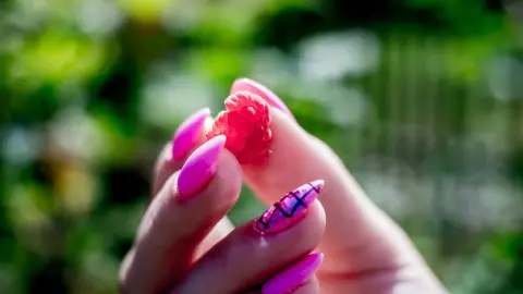 Uñas fucsia con diseño.jpg