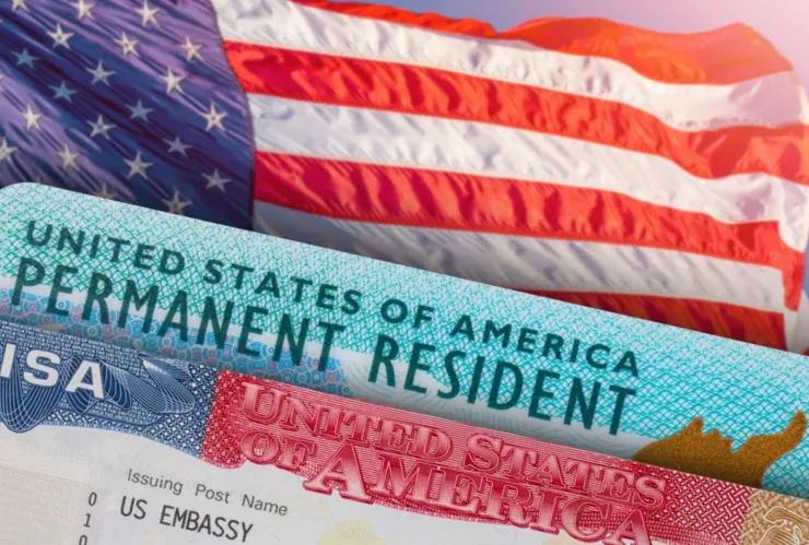 Una visa y una Green Card.