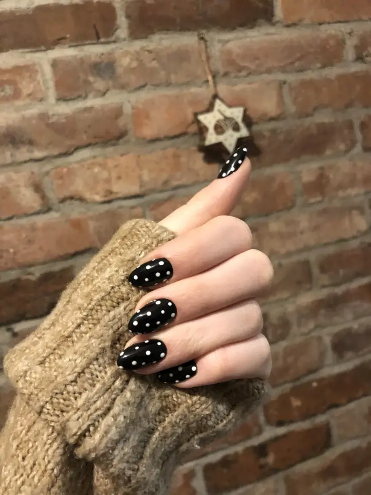 11 ideas de uñas negras que se ven elegantes para usarlas en marzo de 2026