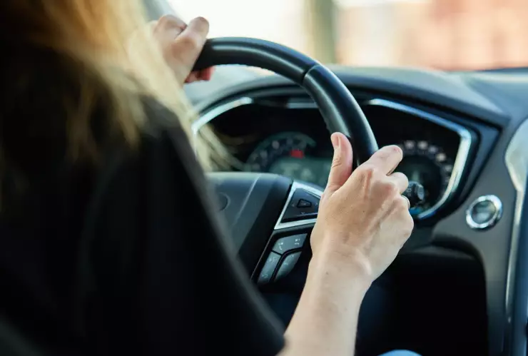 Mujer joven al volante