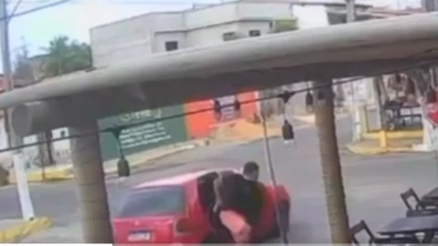 Hombre salta de auto para escapar de secuestro en Brasil.png