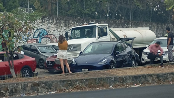 Pipa de agua se queda sin frenos y choca contra seis autos en Cuernavaca.