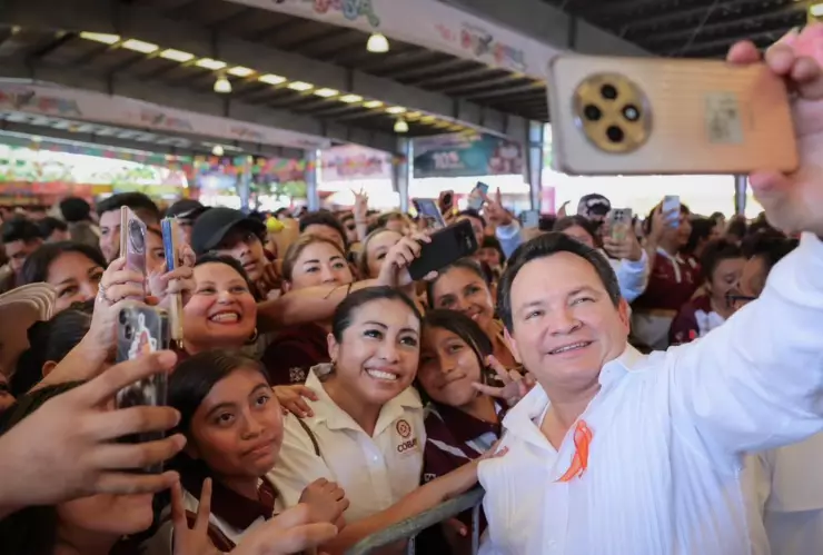 Miles de jóvenes celebran el Día del Bachiller en la Feria Xmatkuil 2025