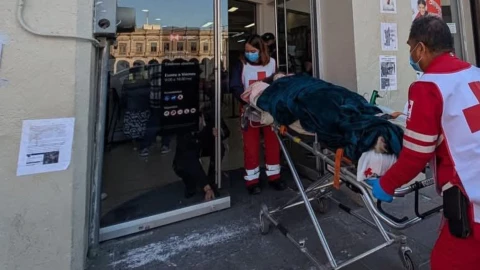 abuelita acude en camilla a realizar tramite presencial en banco de san luis potosi.png