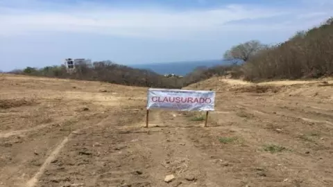 Clausuran proyectos habitacionales en costa de Oaxaca