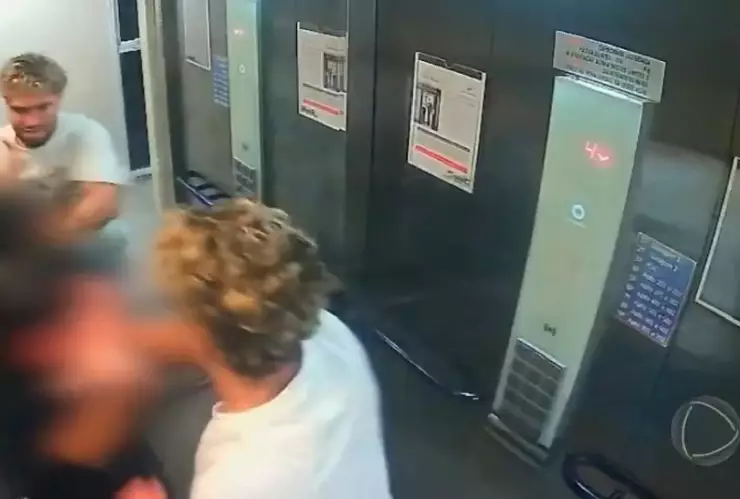 turista agrede a su novia en elevador en Brasil
