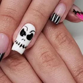 4 diseños de uñas de Jack y Sally para Halloween
