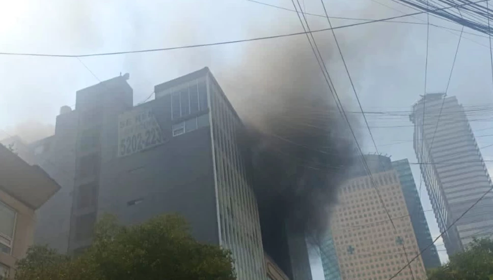 Fuerte incendio se registra este miércoles 17 de mayo en un edificio de la colonia Anzures en CDMX.