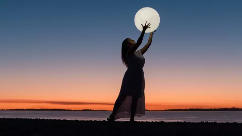 ¿Cómo hacer agua de luna nueva durante un eclipse? ¡Descúbrelo aquí!