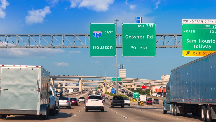 Vehículos avanzan por la Interestatal 10 Katy Freeway de Texas