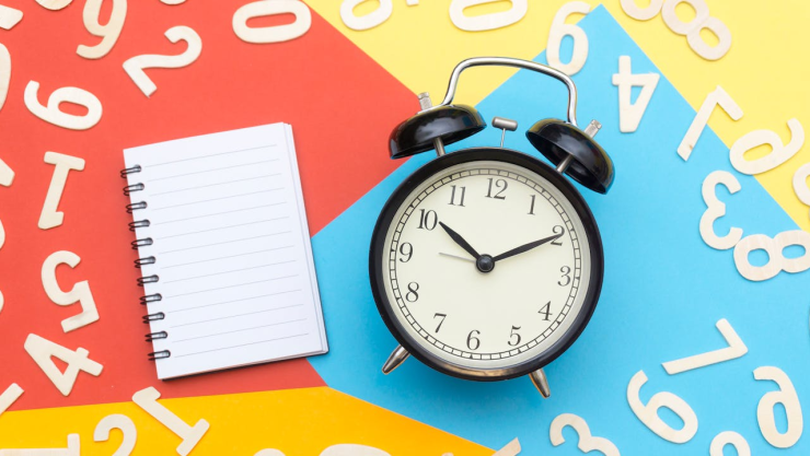 Un reloj, una libreta y números sobre fondos de color.