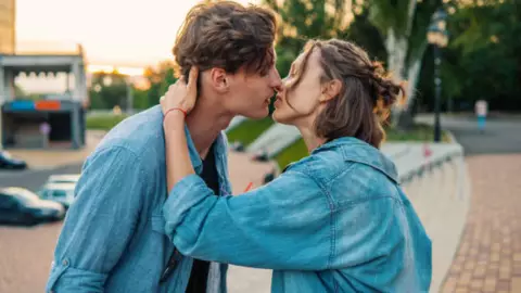 Ni bueno ni malo, besar con los ojos puede ser un reflejo de nuestra personalidad.