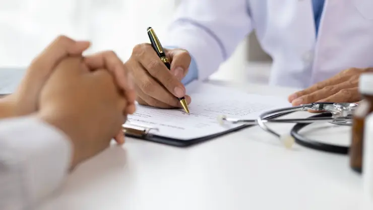 un médico le da una prescripción médica a una mujer