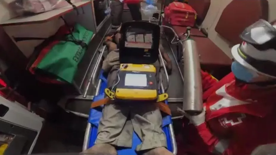 Rescatan a hombre que quedó atrapado en un incendio