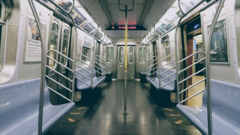 Video: Policía busca a mujer que abandonó bebé en el metro de Nueva York