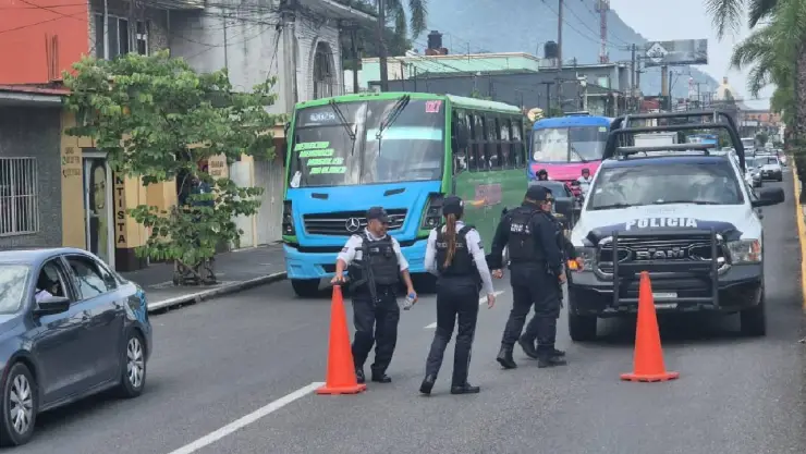 Sujetos armados asaltan sucursal bancaria en plaza comercial de Veracruz