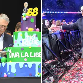 Ricardo Salinas Pliego cortando el pastel de su fiesta de cumpleaños en la Arena Ciudad de México.