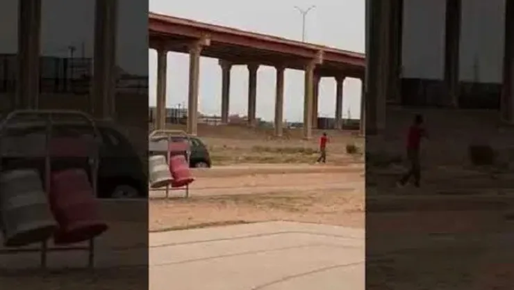 niño-juega-agente-migratorio-el-paso-texas.jpg