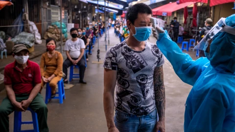 Hombre estará en la cárcel 30 meses por propagar COVID-19 en Vietnam