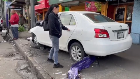 Fuerte choque de auto contra taquería en Tlalpan (VIDEO)