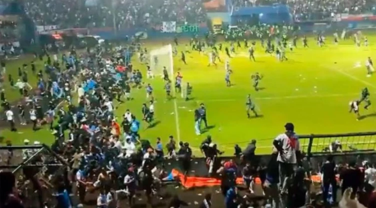Aficionados en el futbol de Indonesia en una pelea campal