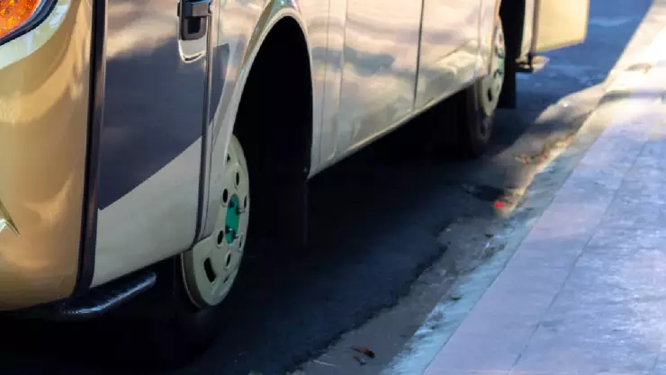 Falla mecánica casi provoca INCENDIO en camión de pasajeros