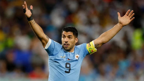 Luis Suárez levanta los brazo reclamando