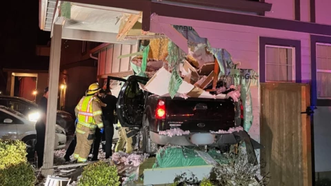 Camioneta vuela 30 metros y se estrella contra una casa en Oregon