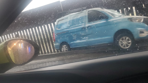 Carro en la Internacional.