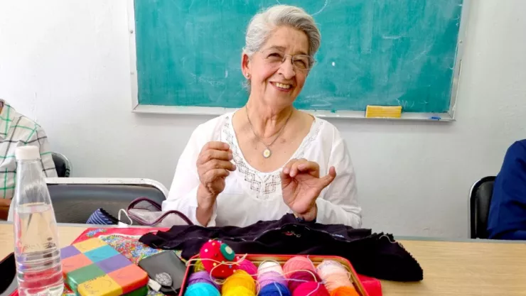 adulta mayor tejiendo