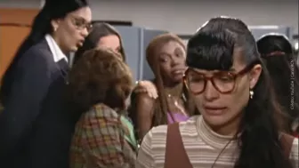 Las playeras de rayas también las solía utilizar mucho y siempre le agregaba un chaleco que combinara o fuera del mismo color.