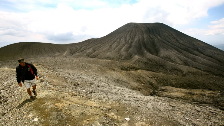 Alerta por actividad del volcán Rincón de la Vieja, el Observatorio Vulcanológico y Sismológico de Costa Rica reporta descenso de material volcánico