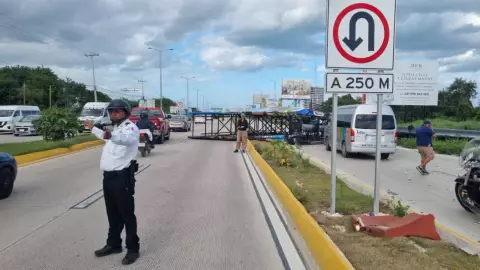 ¡Tremendo susto! Reportan caída de un espectacular y un poste en el Boulevard Colosio en Cancún