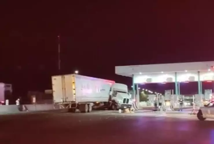 Tráiler choca en caseta de la México-Querétaro Palmillas 7 de noviembre 2024