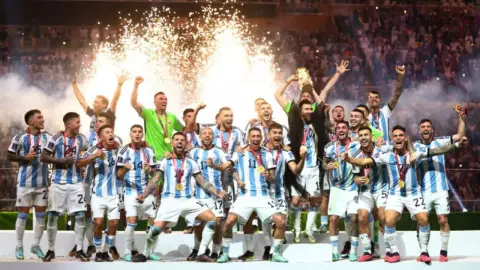 significado capa que uso messi en la coronacion qatar