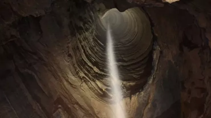 La cueva de Ellison contiene el pozo de Fantastic Pit.jpg