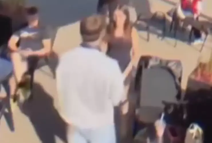 Hombre golpea a mujer por rechazar propuesta de matrimonio y ella lo noquea.png