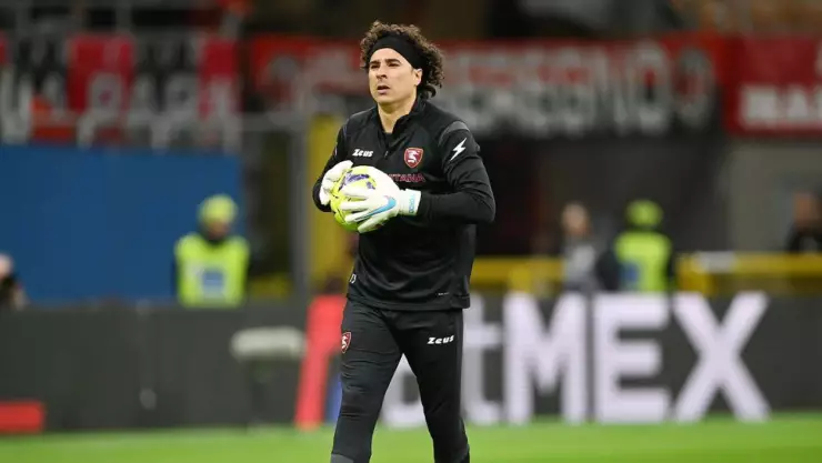 Guillermo Ochoa con Salernitana en el calentamiento