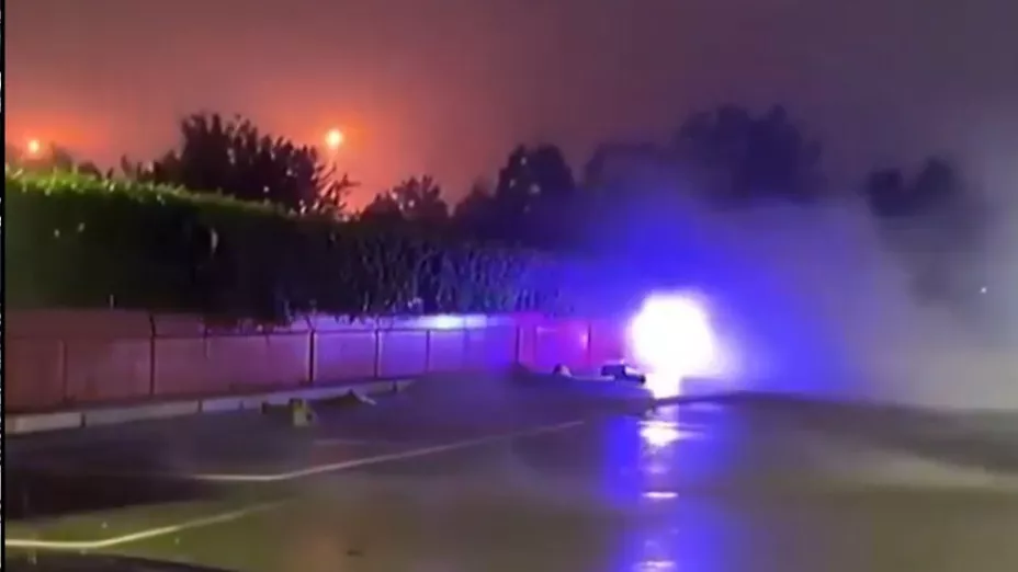 VIDEO Qué es eso Impacta avistamiento de un rayo globular en estacionamiento