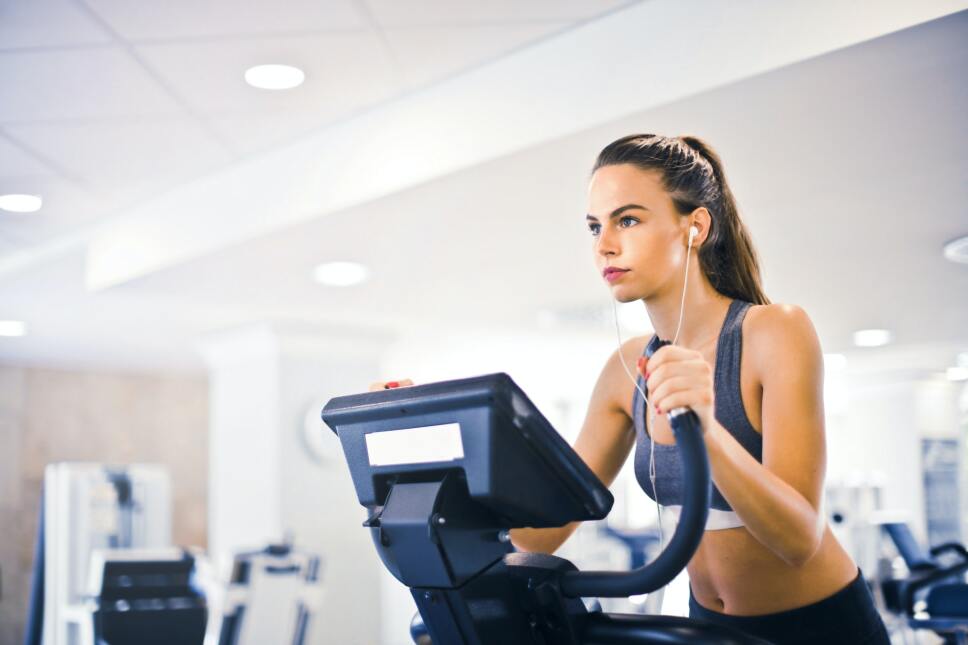 young-female-athlete-training-alone-on-treadmill-in-modern-3768916.jpg