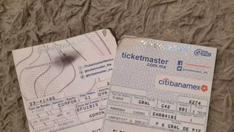 boleto original del lado izquierdo de la foto y el falso del lado derecho