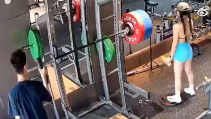 VIDEO | Mujer casi es aplastada por una barra de gimnasio tras el descuido de un sujeto; no equilibró el peso
