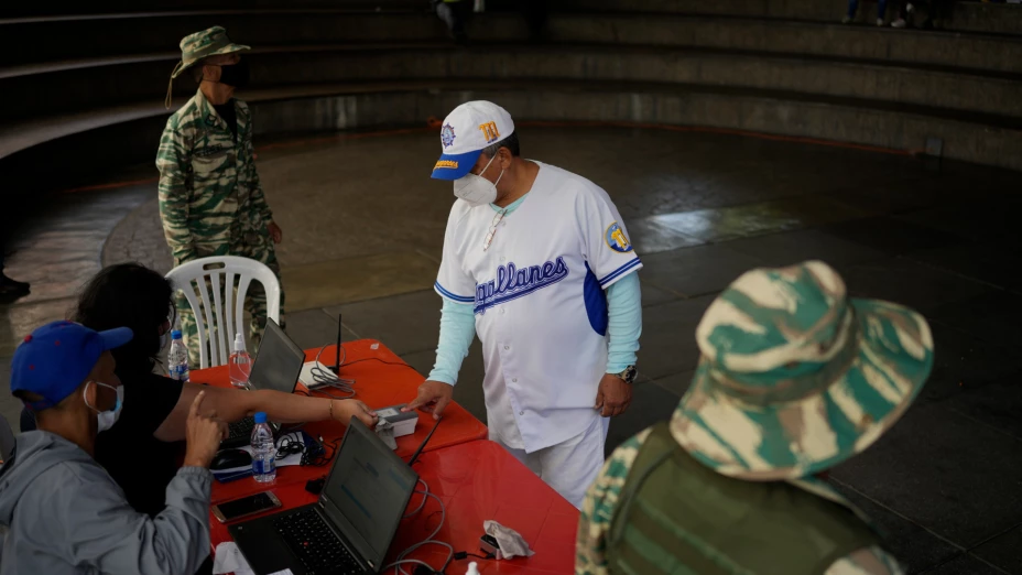 Firma a favor de referéndum revocatorio contra Nicolás Maduro en Venezuela.