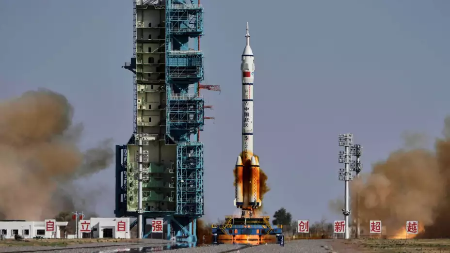 Cohete Long March 2F de China.