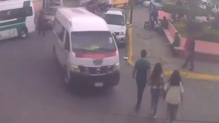 VIDEO_ Caos frente a la Iglesia de La Asunción; operador de transporte atropella a tres peatones en.jpg