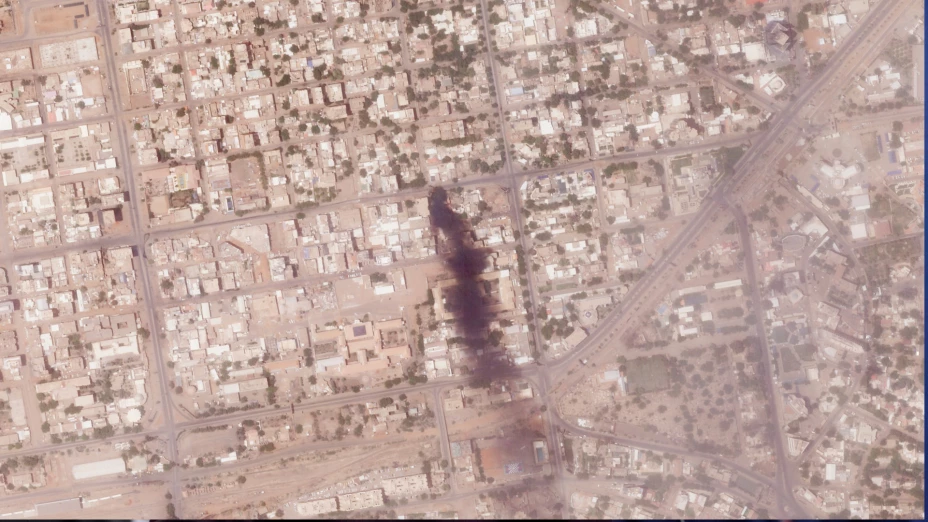 Vista aérea de incendios en hospitales de Jartum, Sudán.